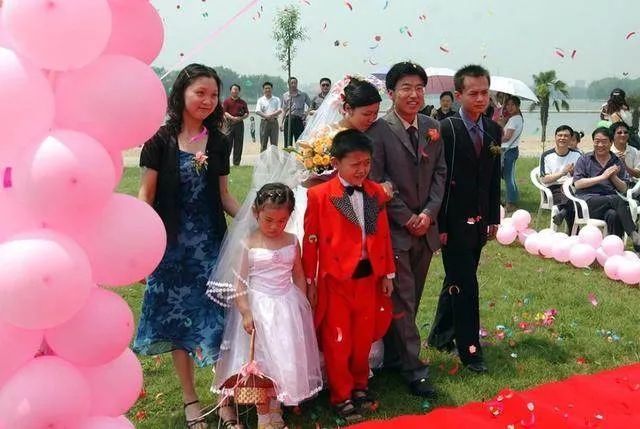 2003年6月8日,西安市一对新人在未央湖公园的草坪上举行婚礼.