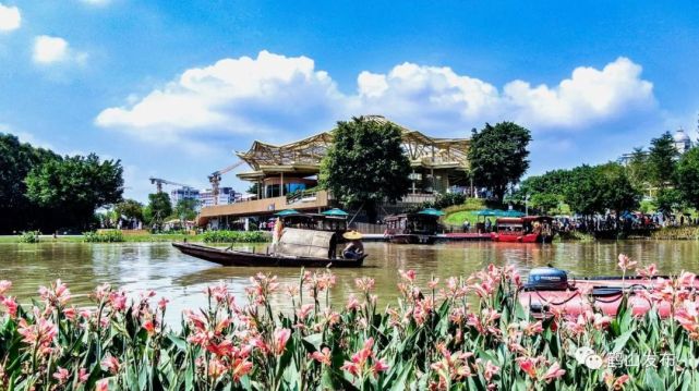华侨城·古劳水乡在华侨城古劳水乡,吴晓晖一行参观了古劳水乡宾客