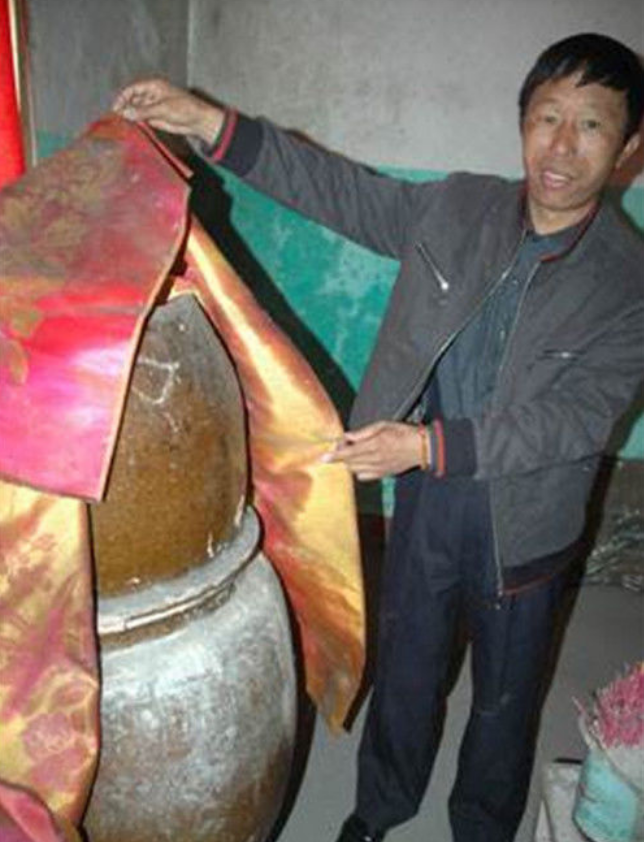 父亲离世后江西一孝子对其进行缸葬千日过后成了肉身佛