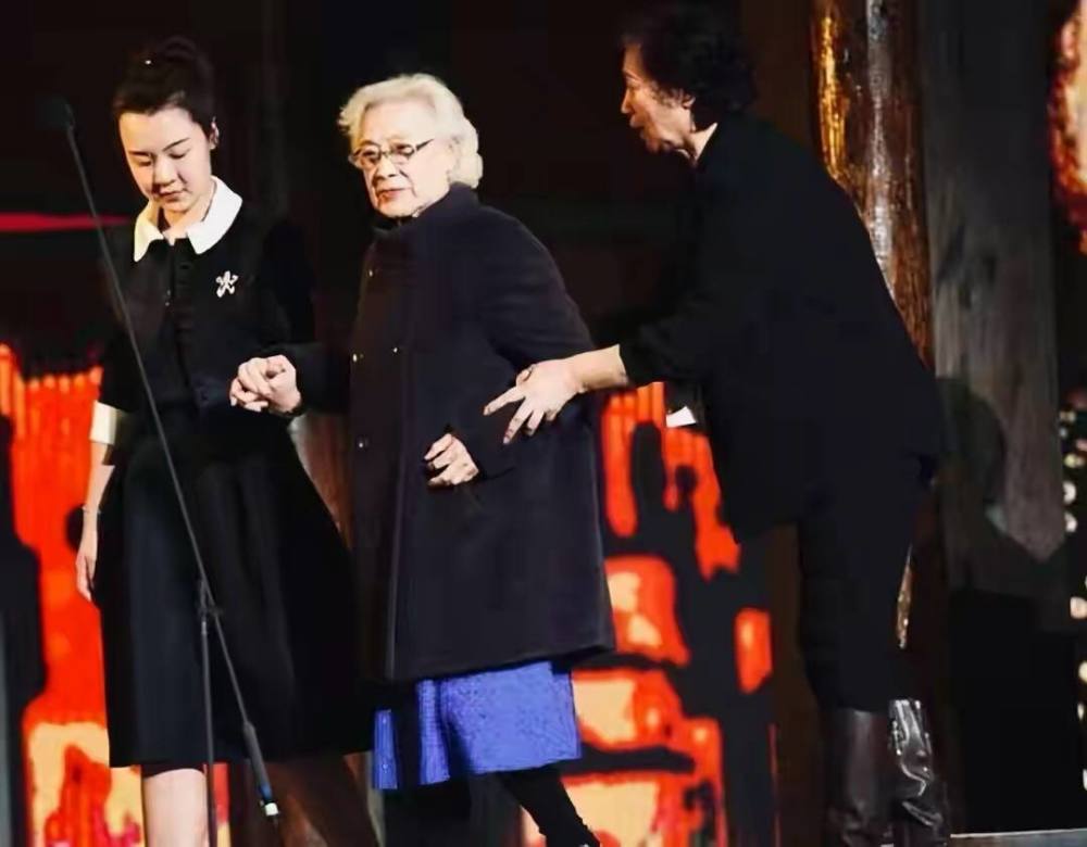 99岁秦怡不愧老艺术家,红外套配长裙气质真好,头发花白也优雅