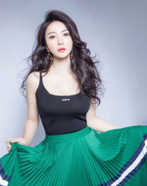 柳岩穿一身蕾丝装真美,身材比例很有欧美感,真挺让人心动的