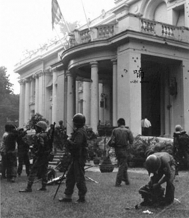 1963年南越倒吴政变军官得到美国支持越南总统被无名小卒辱杀