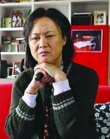她是国家一级演员三个至亲相继离世,56岁事业巅峰却因