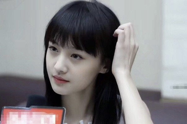 郑爽18岁旧照被修复,五官精致少女感十足,网友:怪不得
