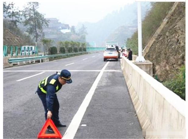 宝骏在应急车道换胎罚200,车主:旁边的宝马咋不罚?