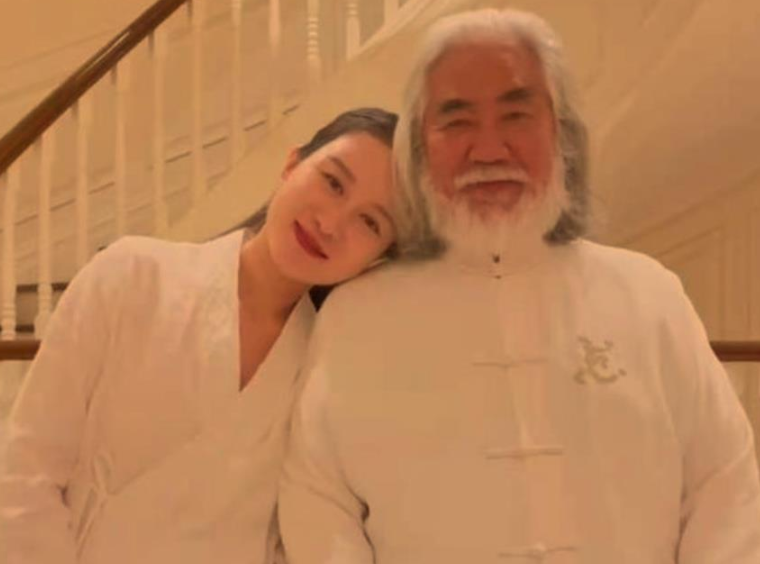 张纪中高调秀恩爱,晒结婚照回忆青涩爱情,娇妻表情耐人寻味
