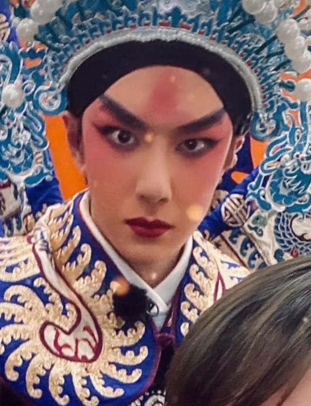 王一博没卸妆就"合影",京剧结束后被导演拉住,使劲睁眼太搞笑