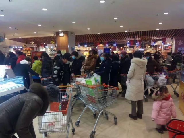 万客隆超市,疫情期间不要人为制造人员拥挤排队现象