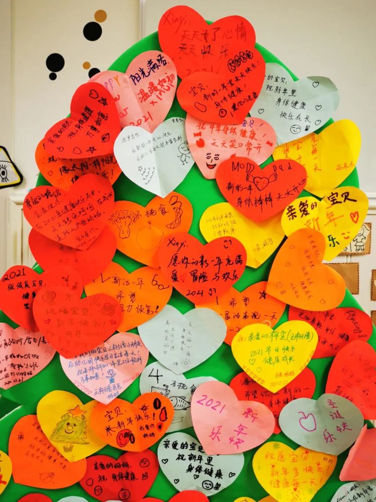 东兰幼儿园的孩子们巧手制作福卡和心愿卡,暖暖的爱意充盈校园.