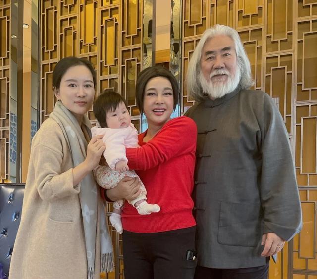 刘晓庆与张纪中夫妇拍"全家福",怀里婴儿3个月大,像祖孙三代
