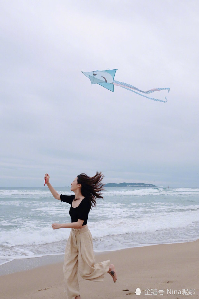 陈赫前妻游海边比张子萱还放得开!大冬天光脚穿露脐装