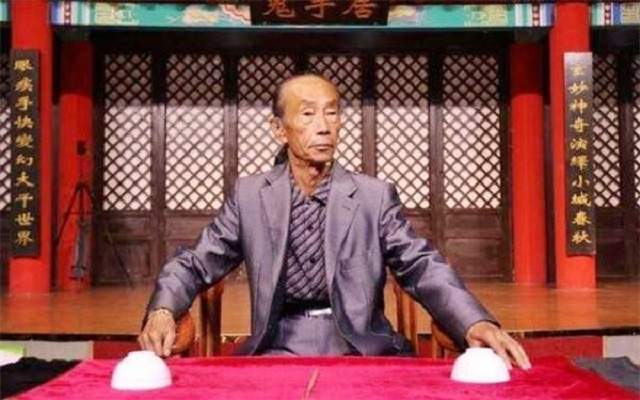 "鬼手"王保合:年近70岁,用3个球2个碗,赢得李嘉诚4亿