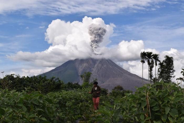 视界喷发中的锡纳朋火山