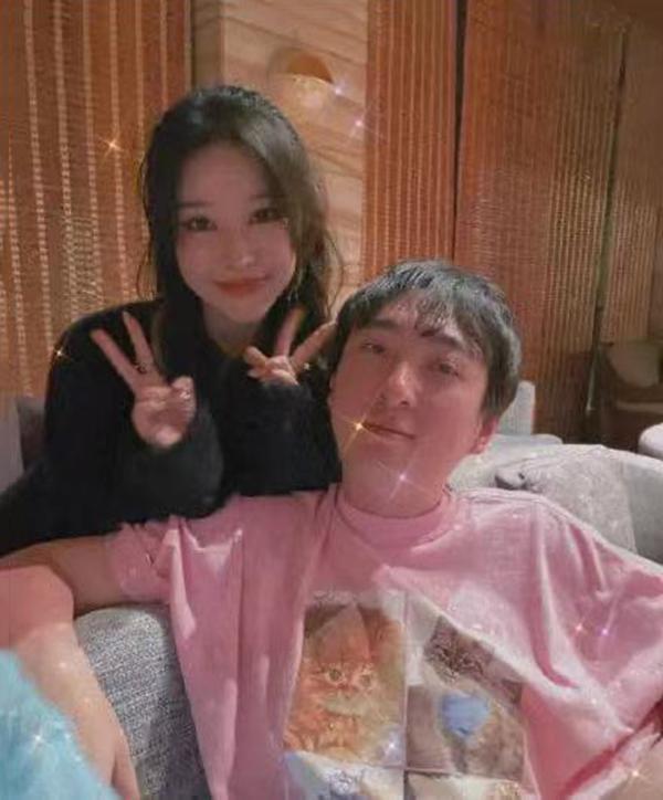 王思聪高调过生日,随行美女众多,女友们的脸暴露他的择偶标准