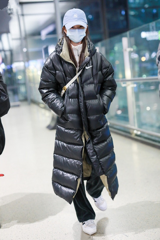 刘浩存穿毛毛虫款羽绒服,包裹很严实,这才是年轻人过冬的样子!