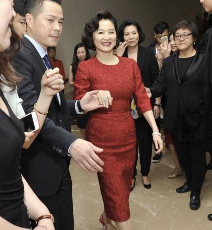 林青霞活的真实,皱纹不掩饰身材还臃肿,但比那些扮嫩的好太多!