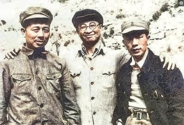 图为1943年,陈赓(中)与莫文骅(右),陈郁(左)在延安的珍贵照片.