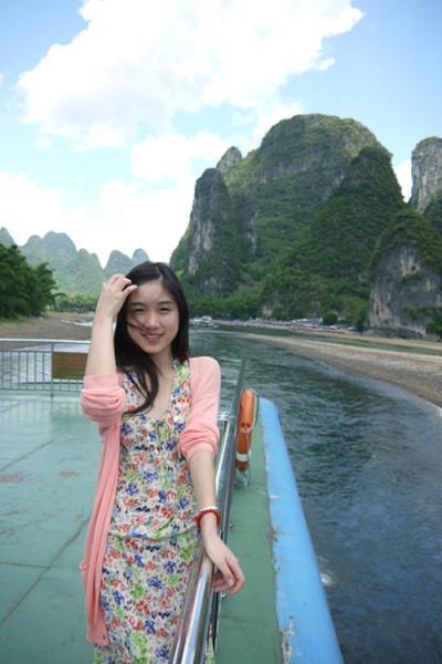 桂林妹子从事农业生产的时间不多,这里的美女肤色比较白,桂林山美水