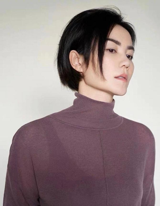 王菲旧照被扒,留男人短发配