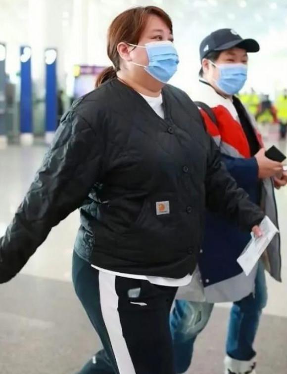 不过你们看一般人戴着都嫌大的口罩却包不住贾玲的脸,从这里就足以