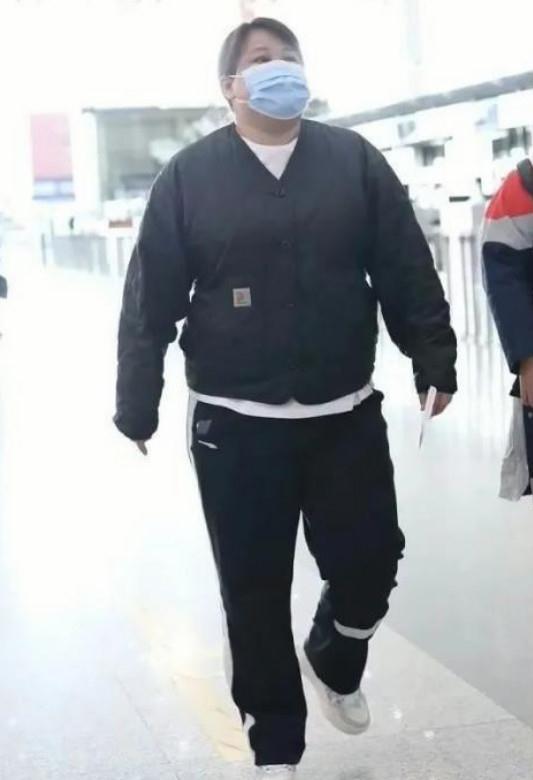 "球形"身材引热议,再胖下去就要没法走路了!