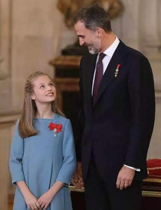 西班牙14岁小公主真爱美,五官精致颜值初显,难怪国王那么宠她