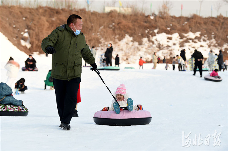 2021年1月3日,游客带孩子在河北省临城县绿岭冰雪乐园畅享冰雪乐趣.