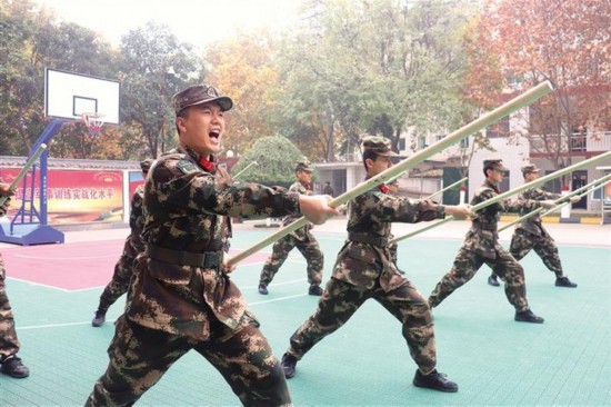 武警官兵进行应急棍术训练.