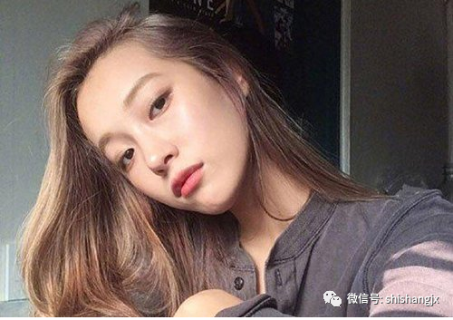 头发多瘦长脸女生,离子烫直发很淑女,染点色更灵动