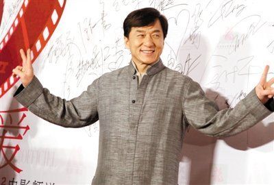 66岁成龙再受伤,一张照片告诉你,被叫一声大哥有多不容易