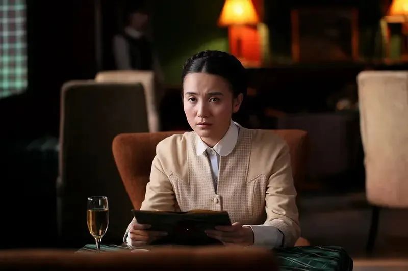 宋佳饰演的女特务坐在俄餐厅里 *《悬崖》