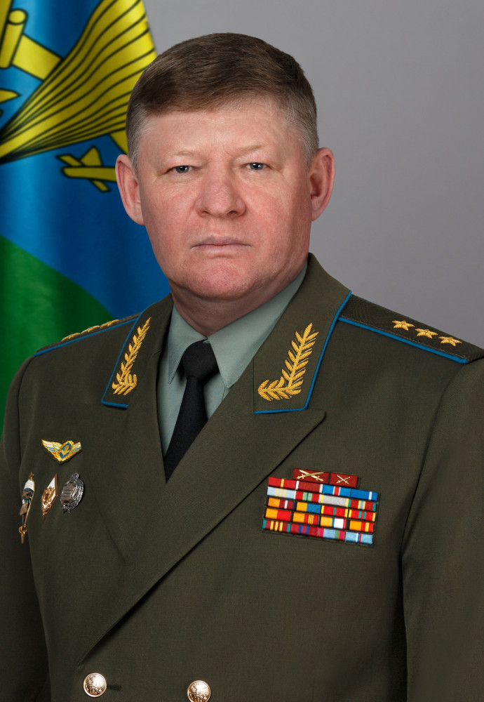 年毕业于俄罗斯武装部队总参军事学院,曾任东部军区联合兵种部队司令