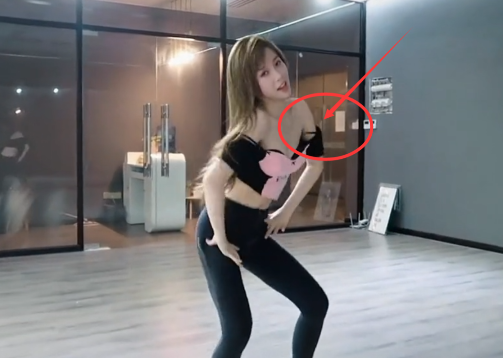 虞书欣穿小学生上衣热舞,肩带忽然掉落,她接下来的动作让人直叫绝