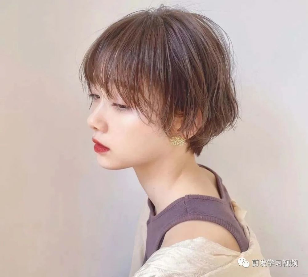精致的短发适合精致的女生, 露出耳朵戴上耳环, 非常有小女人的气质