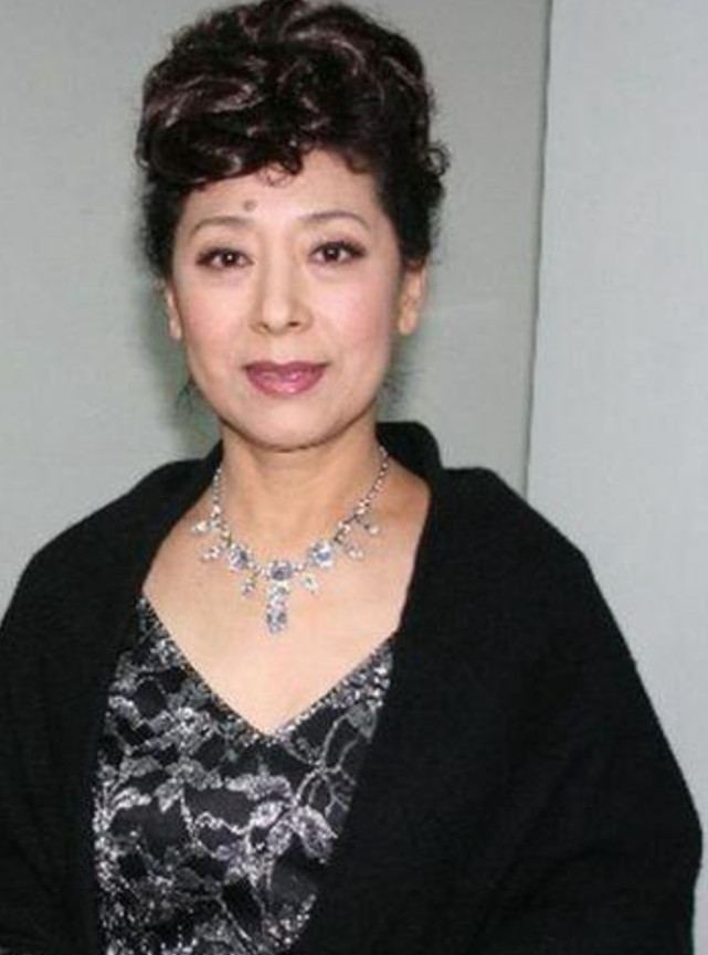 关牧村不愧老艺术家,波浪卷发配披肩端庄优雅,这气质奶奶辈少见