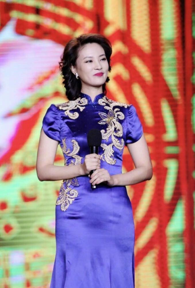 央视主持人刘芳菲,身穿旗袍别具风情,女人味十足,气质