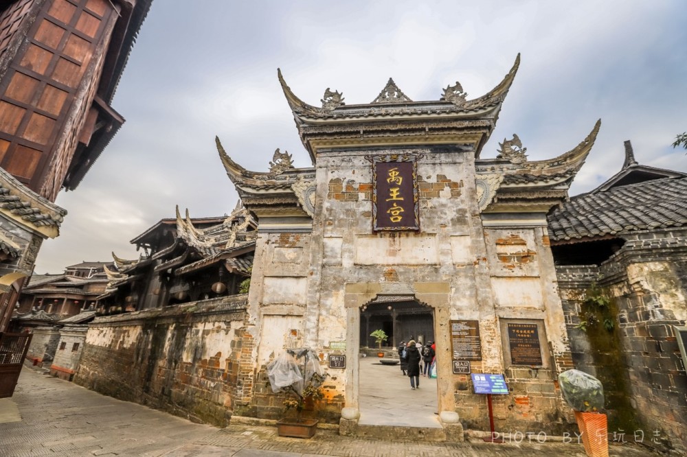 禹王宫是两湖会馆,是由 湖南 和 湖北 两省的富商出资修建的.