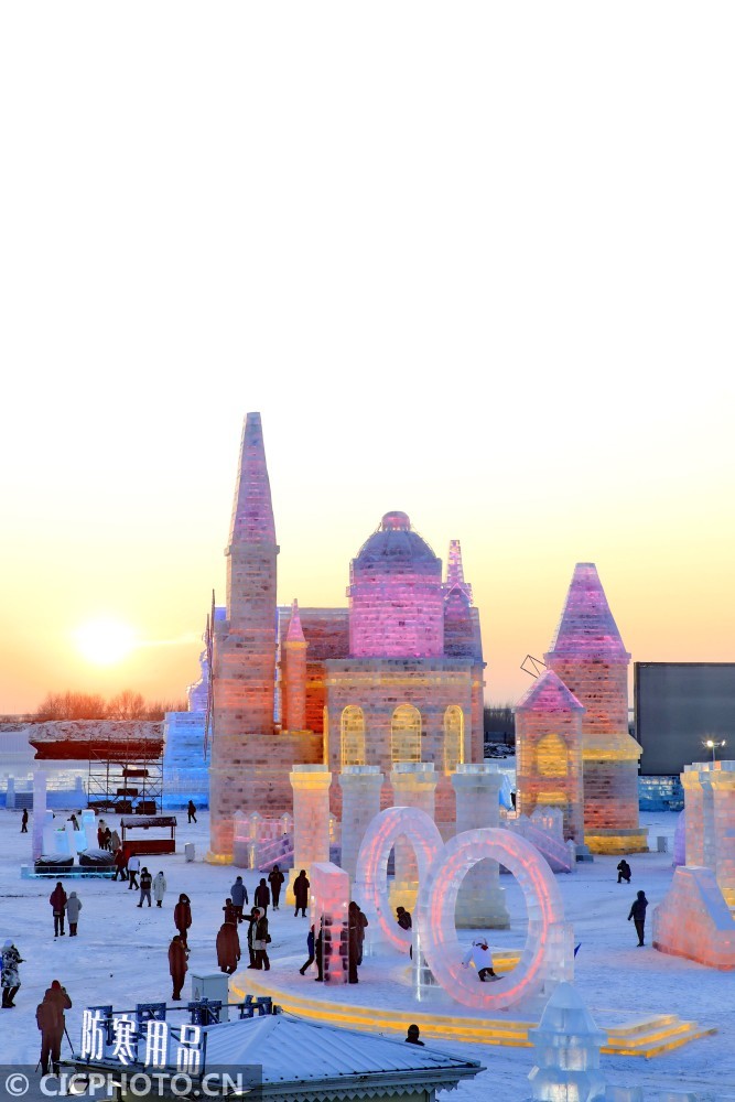 2020年12月24日在黑龙江省哈尔滨冰雪大世界拍摄的冰灯美景.
