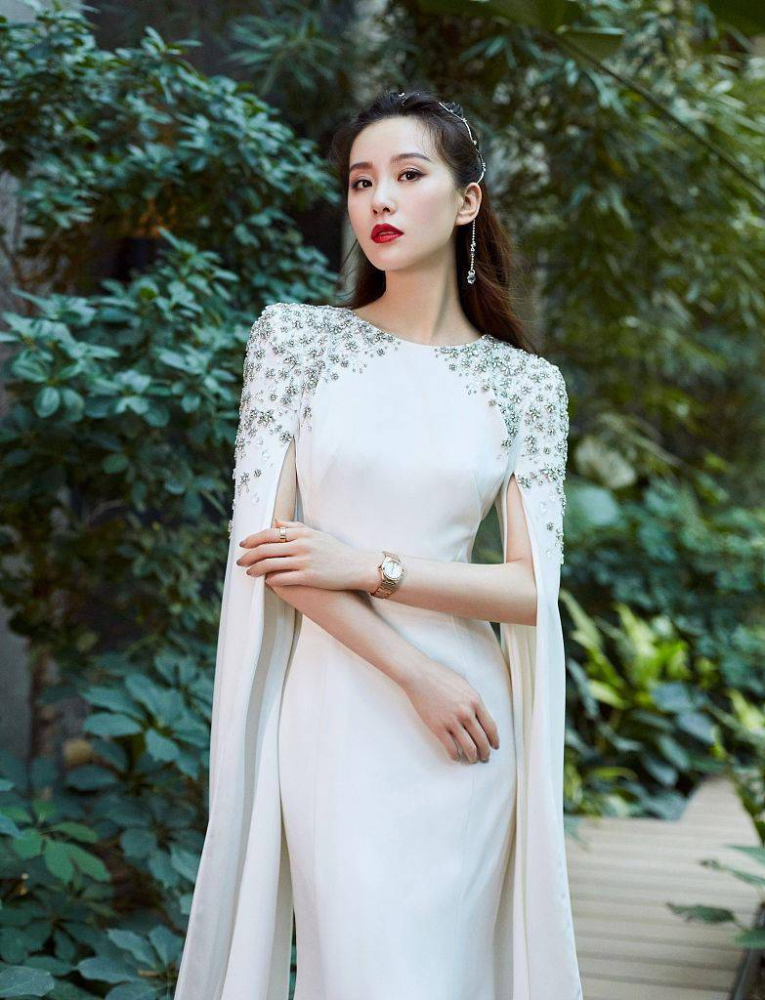 刘诗诗真是美到骨子里,一袭长裙优雅高贵美艳动人,气质太绝了