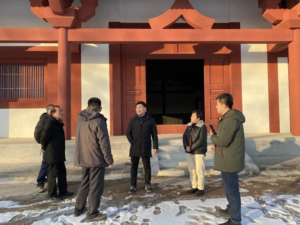 山东省文物保护修复中心副研究馆员吴双成等专家现场考察了崔芬墓壁画