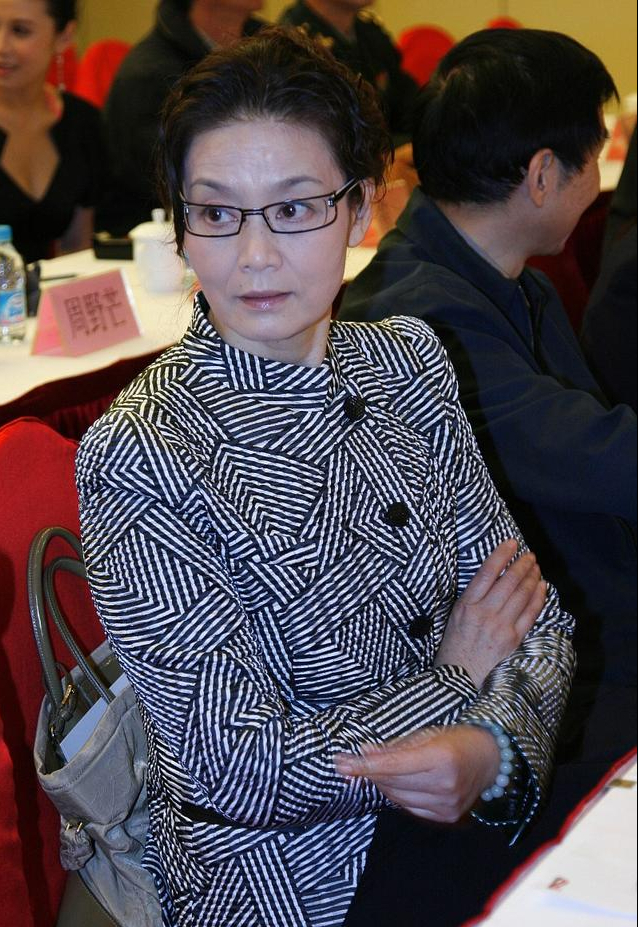 快70岁的潘虹状态太真实素颜上台都显精致老艺术家气质真难得