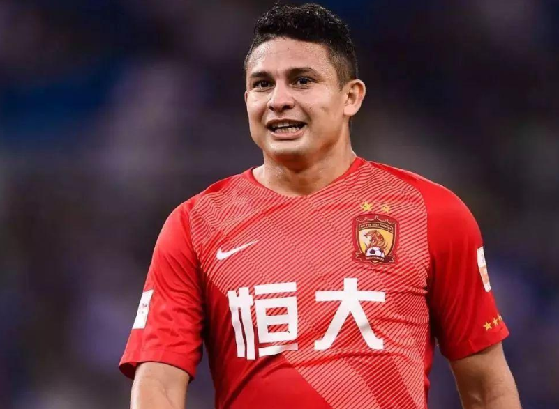 为什么国内的足球解说那么稀缺呢，为什么足球解说都是北京人？