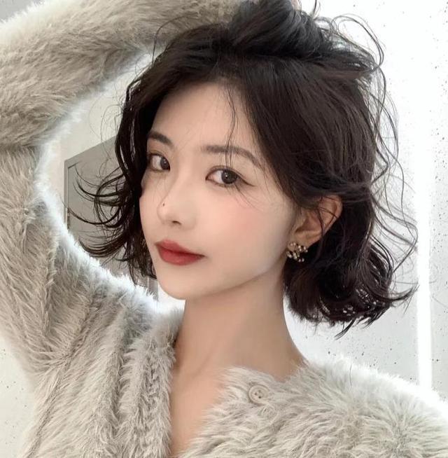 四十岁的女人,留什么发型最好看?今年流行的气质短发