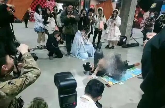 哈尔滨漫展上两名参展游客出现不雅拍照行为,视频流出