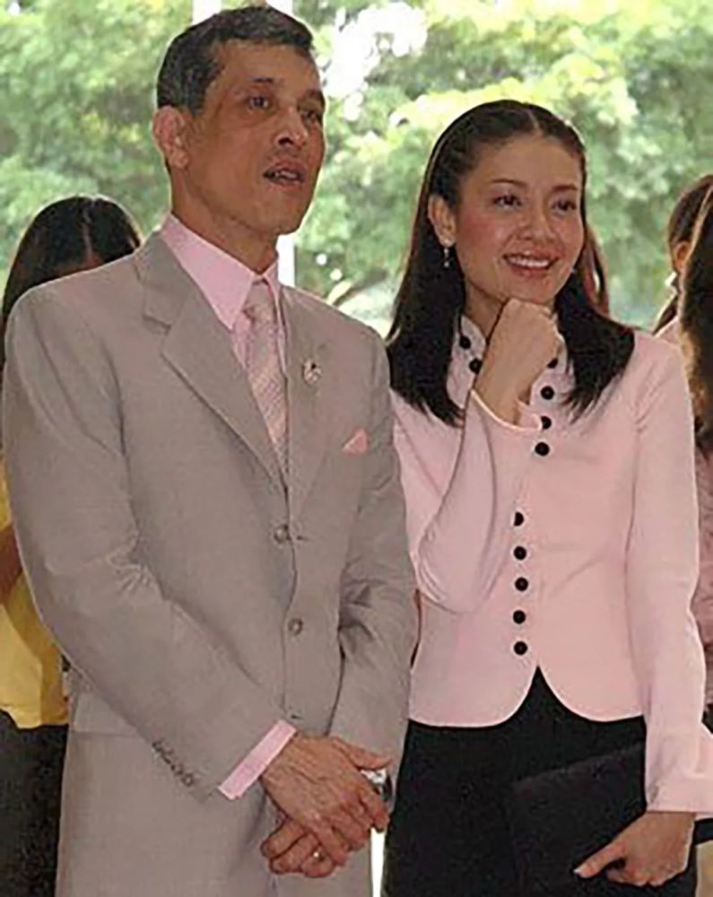 西拉米王妃深情错付,甘愿赤身跪地给狗喂食,放下尊严讨丈夫欢心