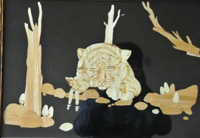 麦秆画是中国独有的特色工艺品之一,中国民间剪贴画的一种,麦秆画虽