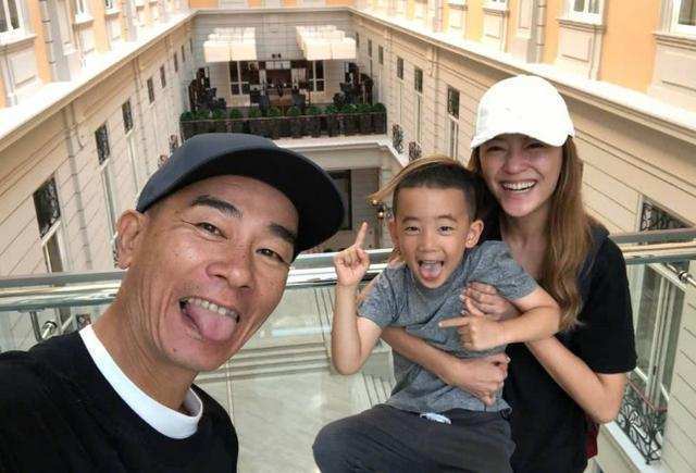 应采儿产后与陈小春合体上杂志,身材依旧火辣,气场不输老公