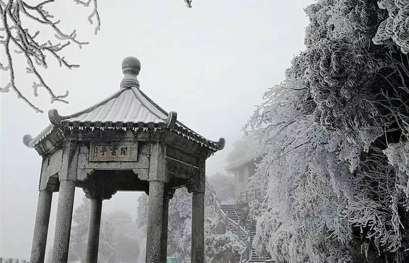 衡山风景名胜区位于衡阳市南岳区境内,高峰是海拔约1300米的祝融峰.