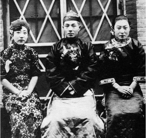 女间谍川岛芳子(左)和新婚丈夫甘珠尔扎布等.