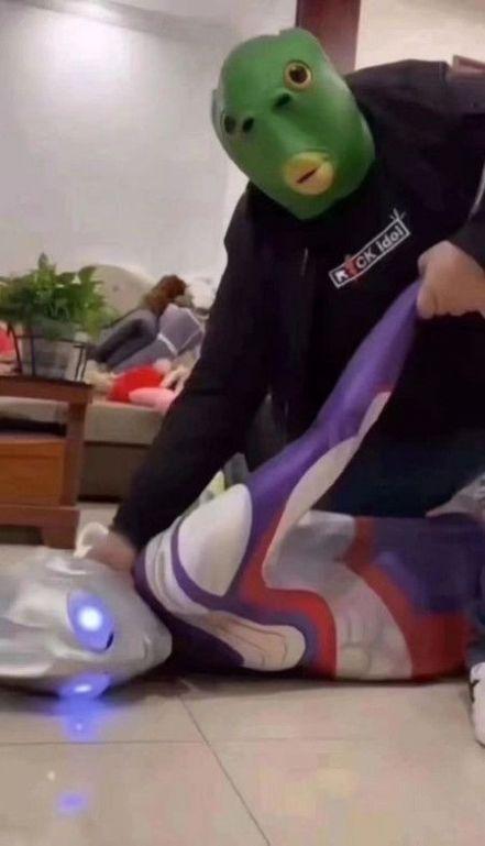 迷之行为的背后:抖音上很火的抓鸭子,奥特曼到底是什么梗?